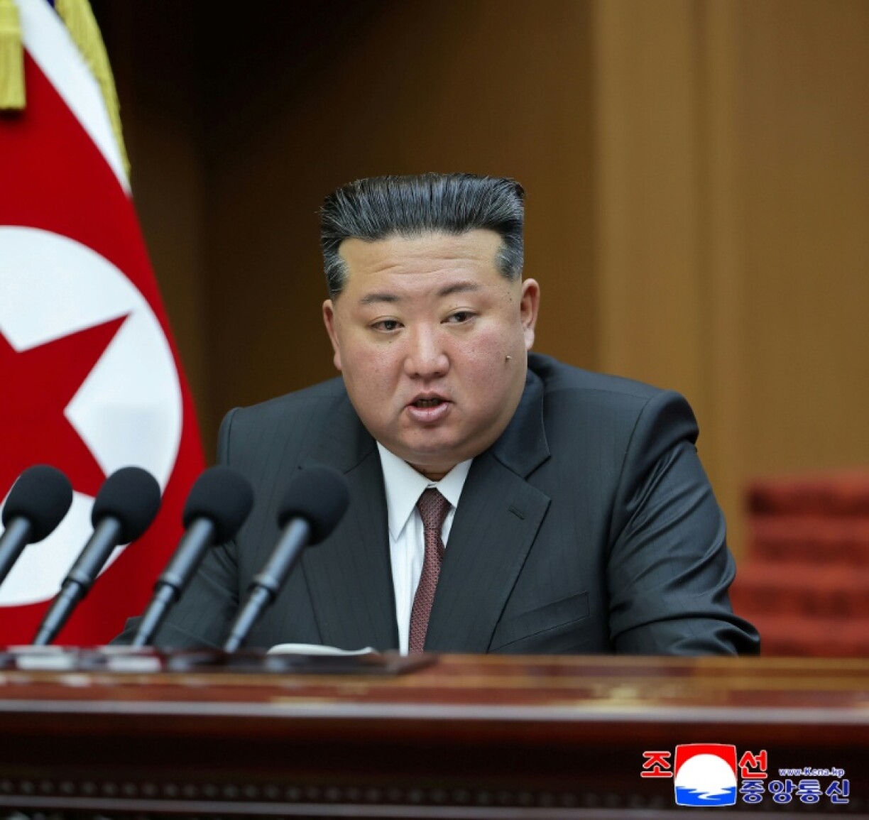 Photo diffusée par l'agence de presse officielle nord-coréenne KCNA, montrant le dirigeant Kim Jong Un le 23 mars 2026 à l'Assemblée de Pyongyang