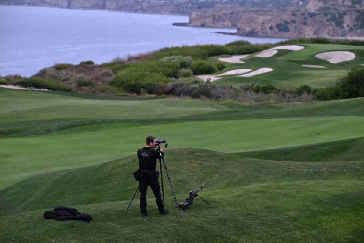 Un policier lors d'un événement auquel participe Donald Trump au golf de Rancho Palos Verdes, en Californie, le 13 septembre 2024