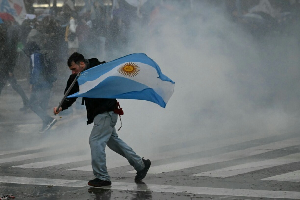 La police antiémeute tire au canon à eau pour disperser des manifestants protestant devant le Parlement àBuenos Aires, le 6 août 2026