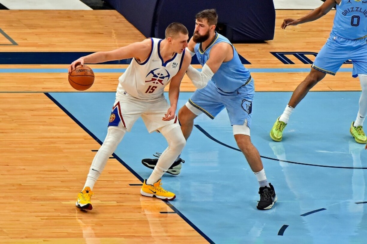 Nikola Jokic des Denver Nuggets face à Jonas Valanciunas des Memphis Grizzlies en NBA le 13 mars 2021 au FedExForum à Memphis