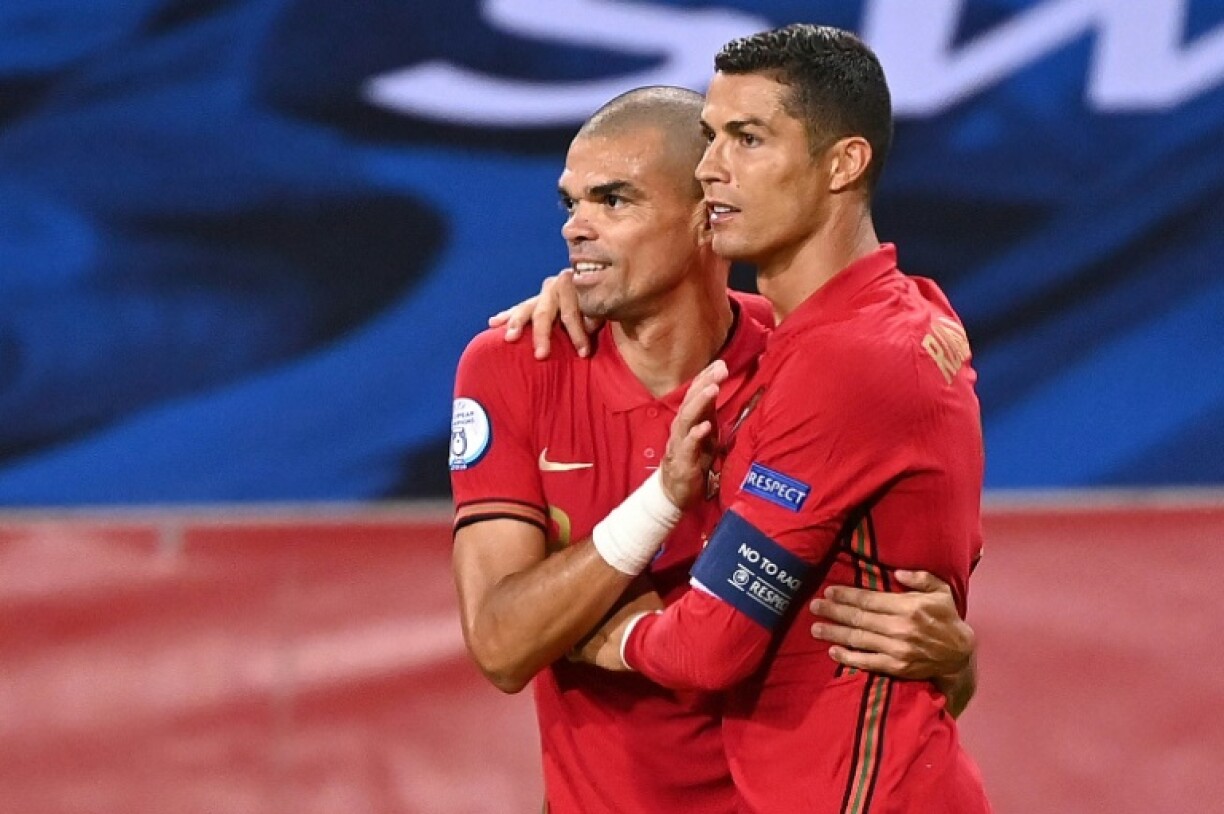 Les Portugais Pepe (à gauche) et Cristiano Ronaldo, le 8 septembre 2020 à Solna en Suède