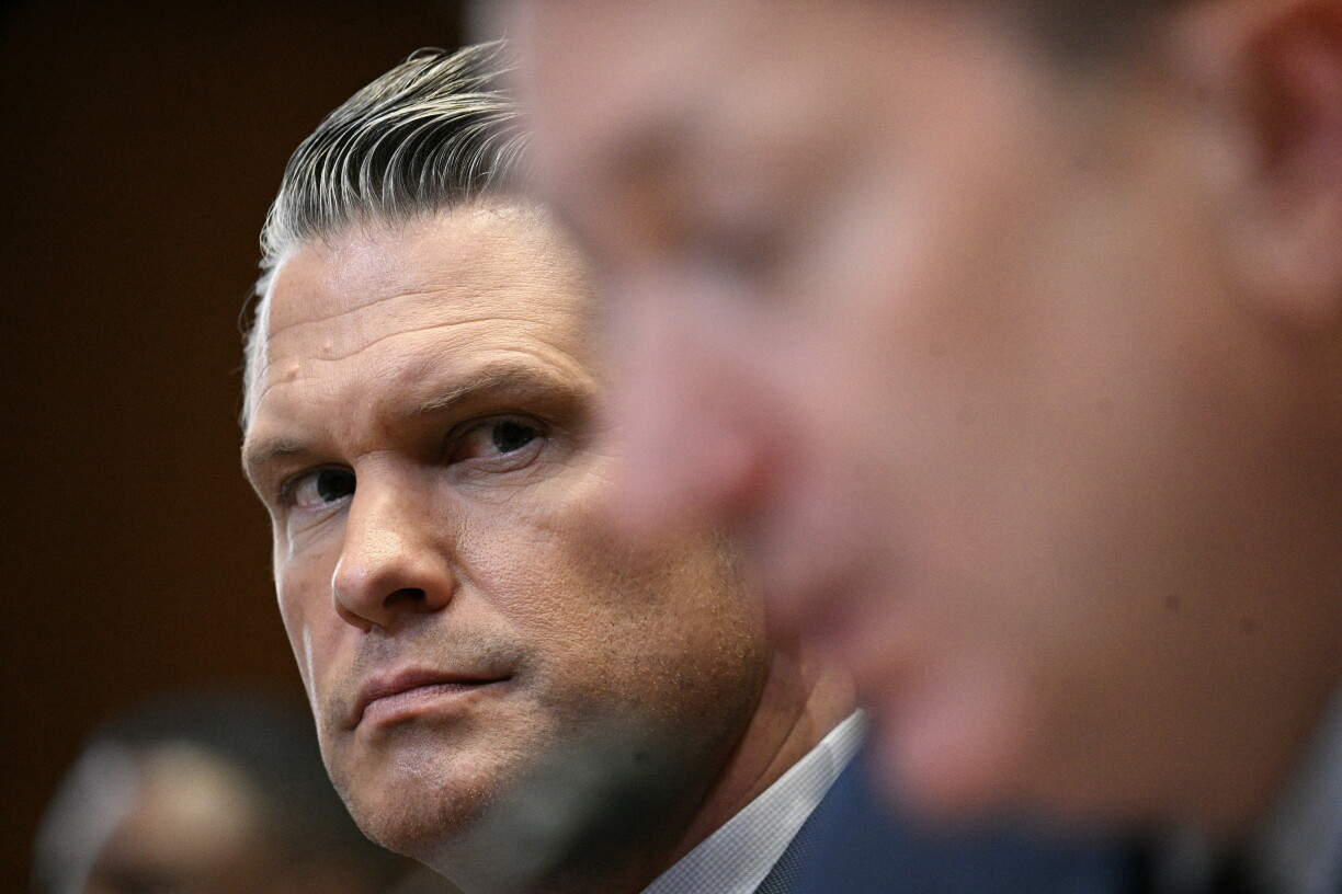 Den US-Krichsminister Pete Hegseth an de Generol Dan Caine bei der Budgetsunhéierung vum Verdeedegungsministère.
