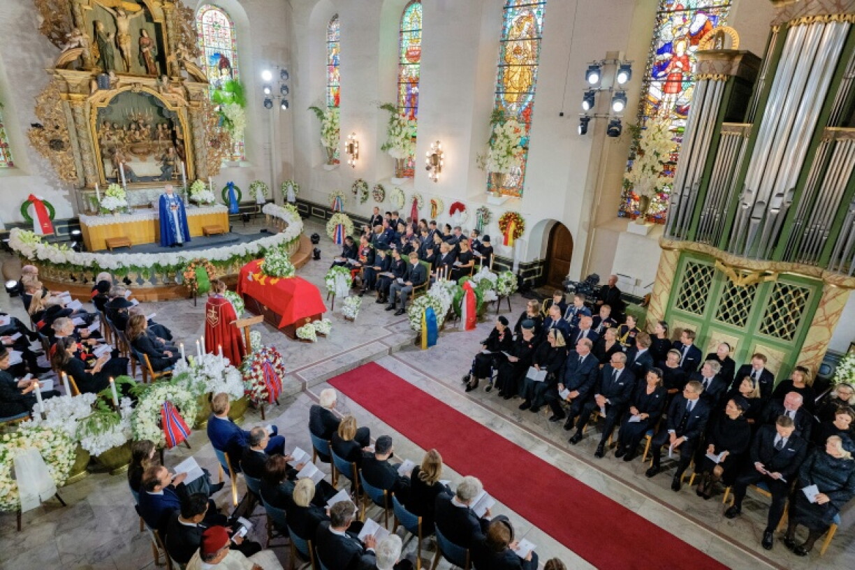 Le cercueil du roi Harald V de Norvège dans la cathédrale d'Oslo, ainsi que la famille royale et les invités pendant la cérémonie funèbre, le 9 septembre 2026
