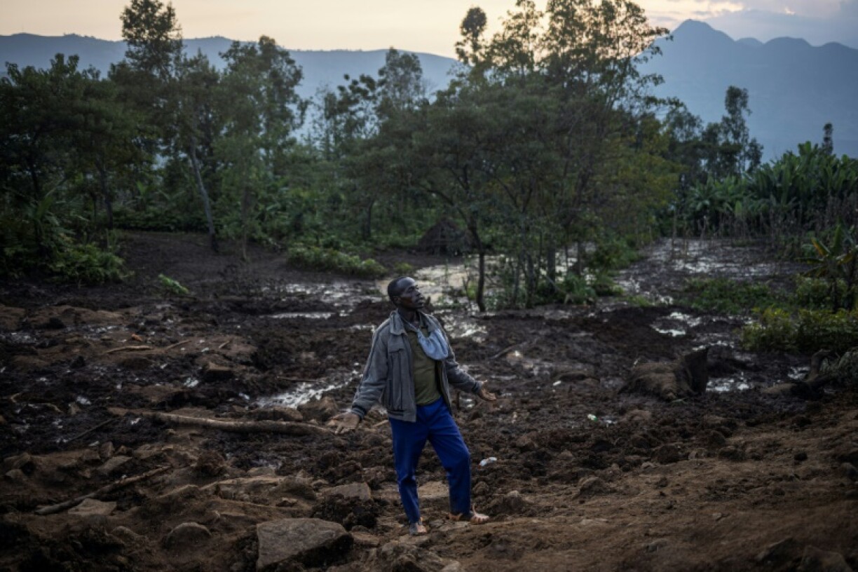 Un homme se tient le 24 juillet 2024 au-dessus de la coulée de boue qui a emporté l'avant-veille des centaines de personnes, à Kencho Shacha Gozdi, dans le sud de l'Ethiopie.