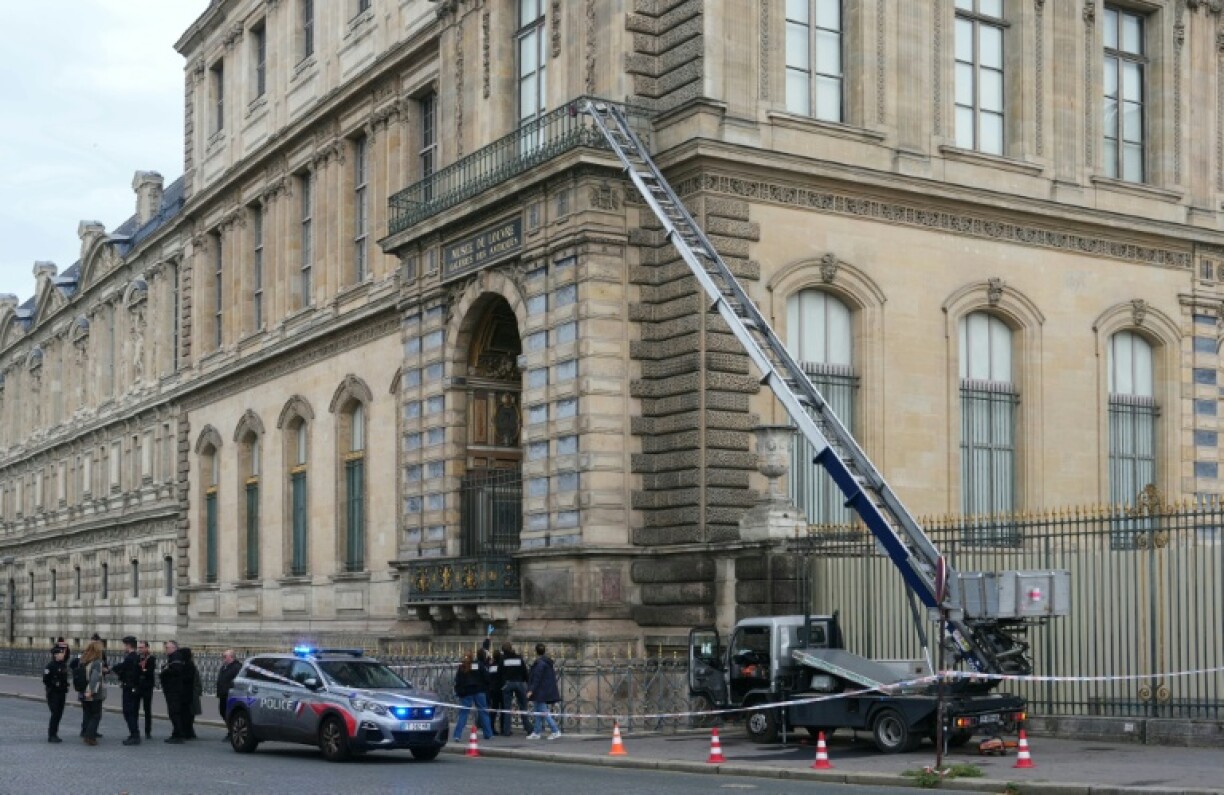 Des policiers près d'un monte-charge utilisé lors d'un cambriolage au musée du Louvre, le 19 octobre 2025 à Paris