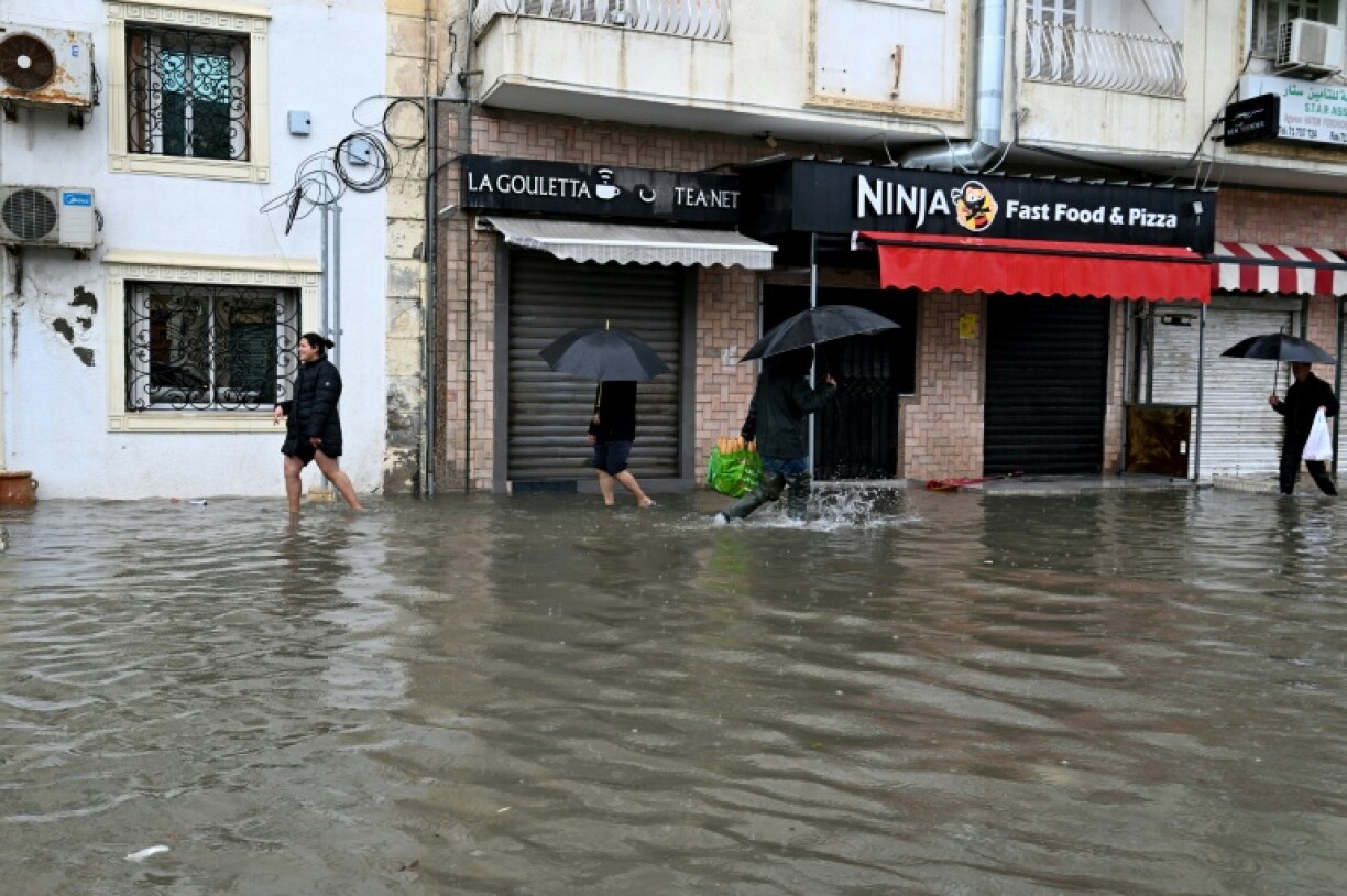 Une rue inondée à La Goulette près de Tunis, le 20 janvier 2026, en Tunisie