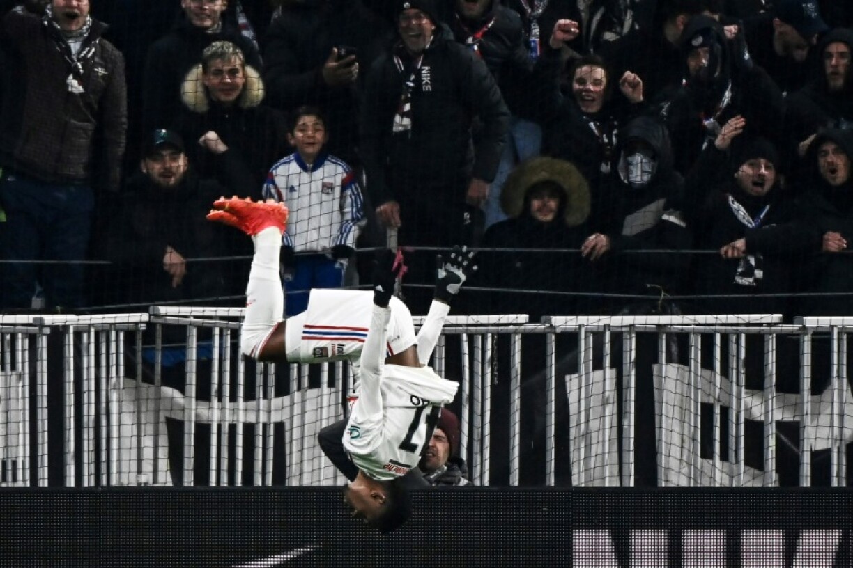 La recrue brésilienne de Lyon Jeffinho célèbre son but face à Grenoble, en quart de finale de la Coupe de France, le 28 février 2023 à Décines-Charpieu