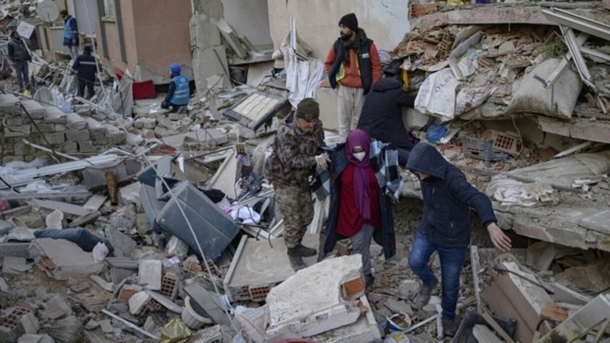 Des habitants de Hatay, en Turquie, cherchent leurs proches dans les ruines, le 14 février 2023