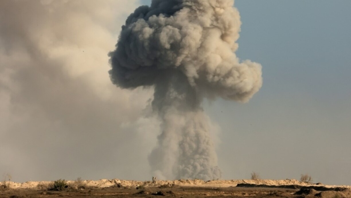 Une photo prise depuis une position près de la frontière entre Israël et la bande de Gaza montre de la fumée s'élevant lors d'une frappe israélienne sur le territoire palestinien assiégé, le 29 août 2025