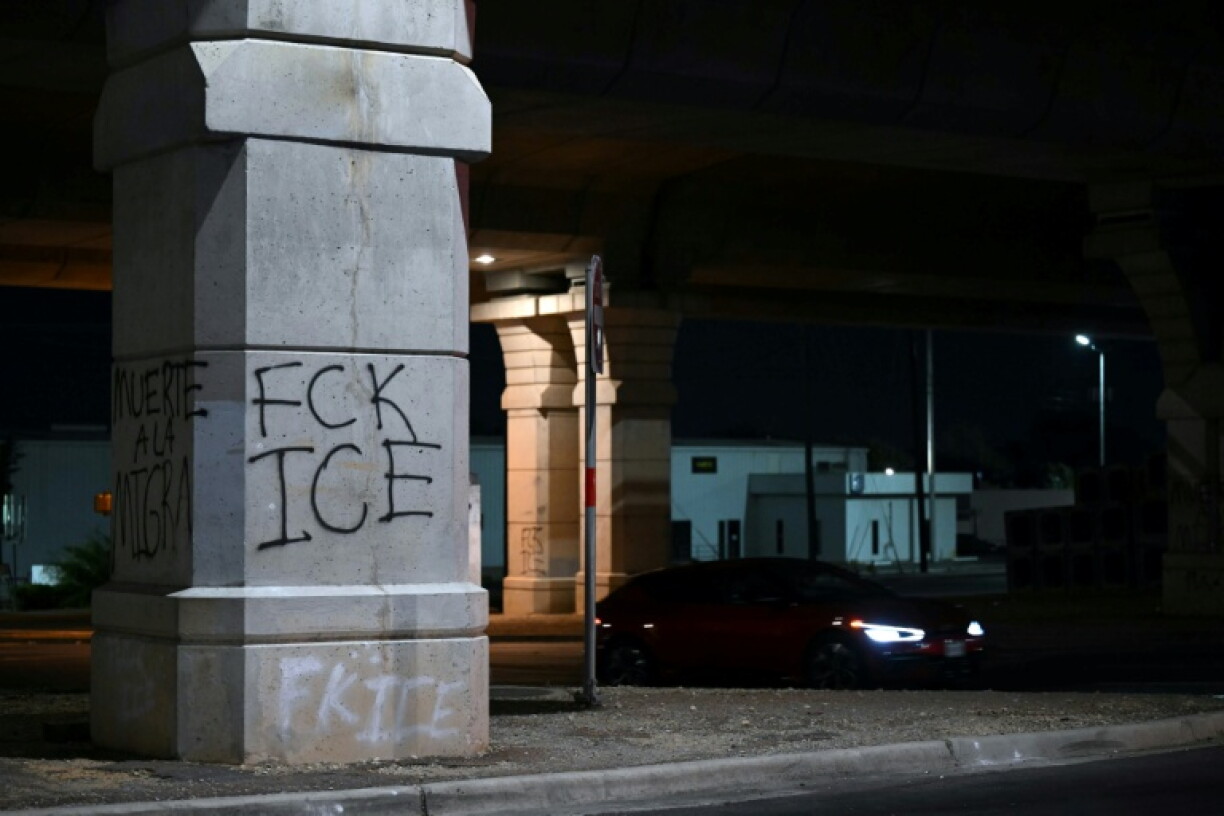 Un graffiti peint sur les lieux où un ressortissant vénézuélien a été blessé par balle lors d'une opération la police américaine de l'immigration ICE à Austin, au Texas, le 20 septembre 2026