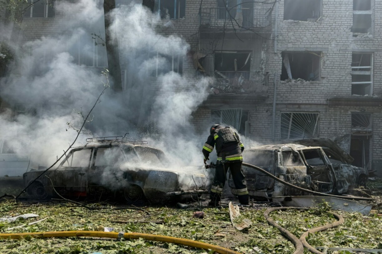 Bei neuen russischen Angriffen auf die Ukraine sind nach Behördenangaben mindestens neun Menschen getötet worden. Zudem seien in den Regionen Kiew, Saporischschja und Dnipropetrowsk dutzende weitere Menschen verletzt worden, teilten die Regionalbehörden mit.