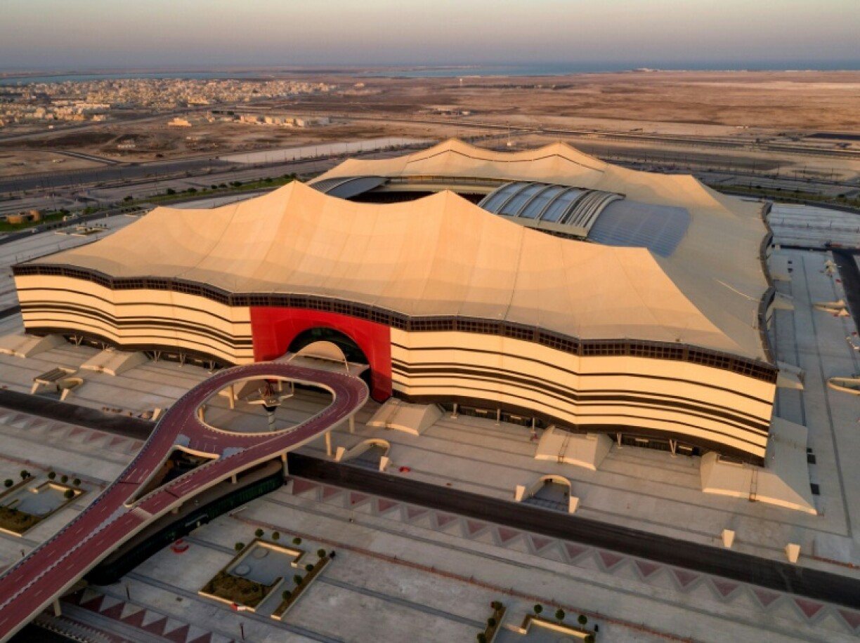 Photo distribuée par le comité d'organisation du Mondial-2022 au Qatar le 22 novembre 2021 montrant une vue aérienne du stade Al-Bayt, où doit se dérouler le match d'ouverture de la compétition le 20 novembre
