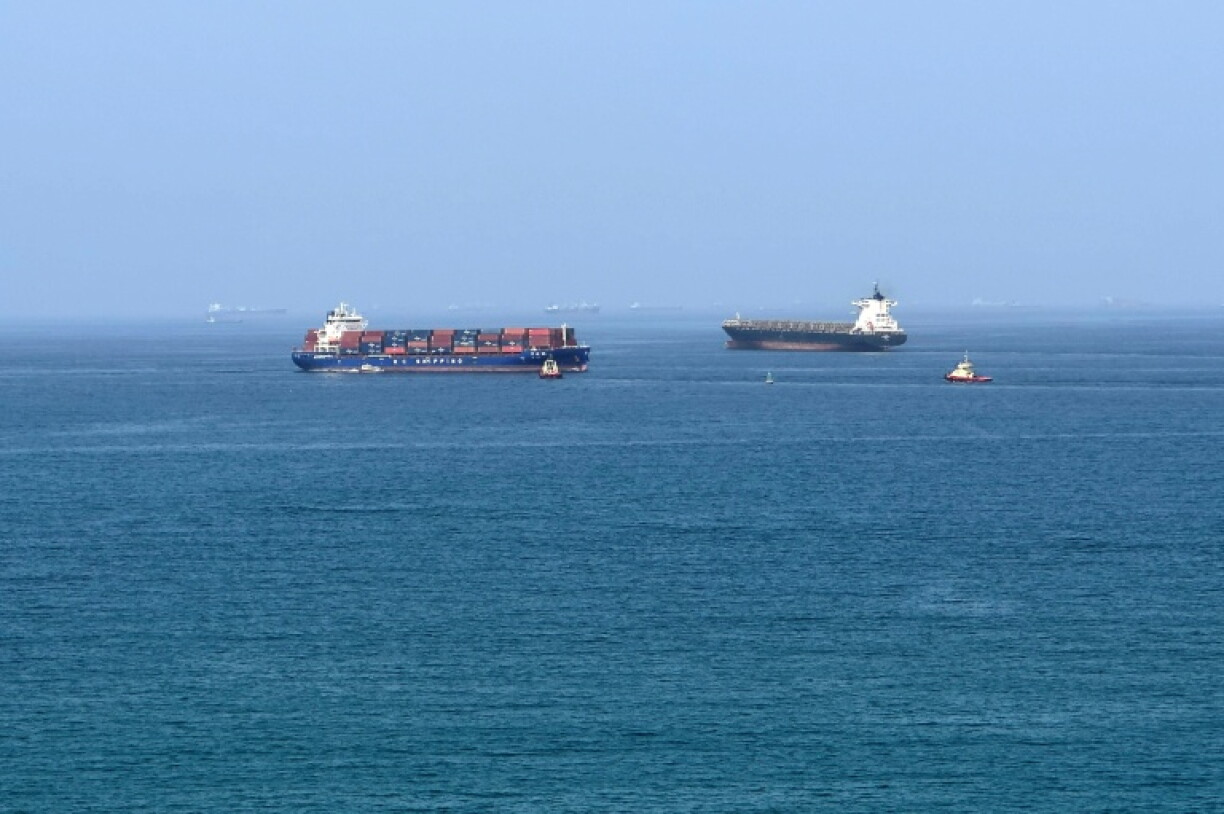 Des navires commerciaux au large du terminal de conteneurs de Khor Fakkan, dans l'émirat de Sharjah sur le golfe d'Oman, le 28 juin 2026