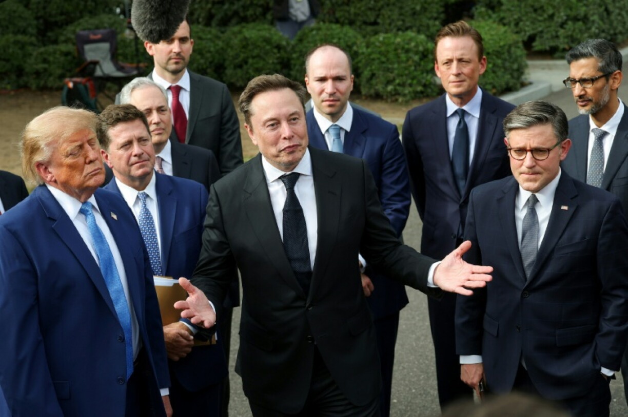 US President Donald Trump says tech bosses have signed a non-legally binding agreement to regulate themselves on AI