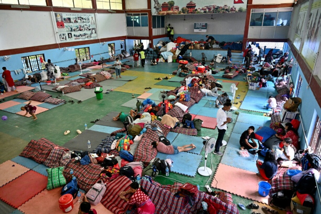 Des rescapés des crues soudaines se reposent dans un centre d'accueil à Devighat, dans le district de Nuwakot, le 6 septembre 2026 au Népal