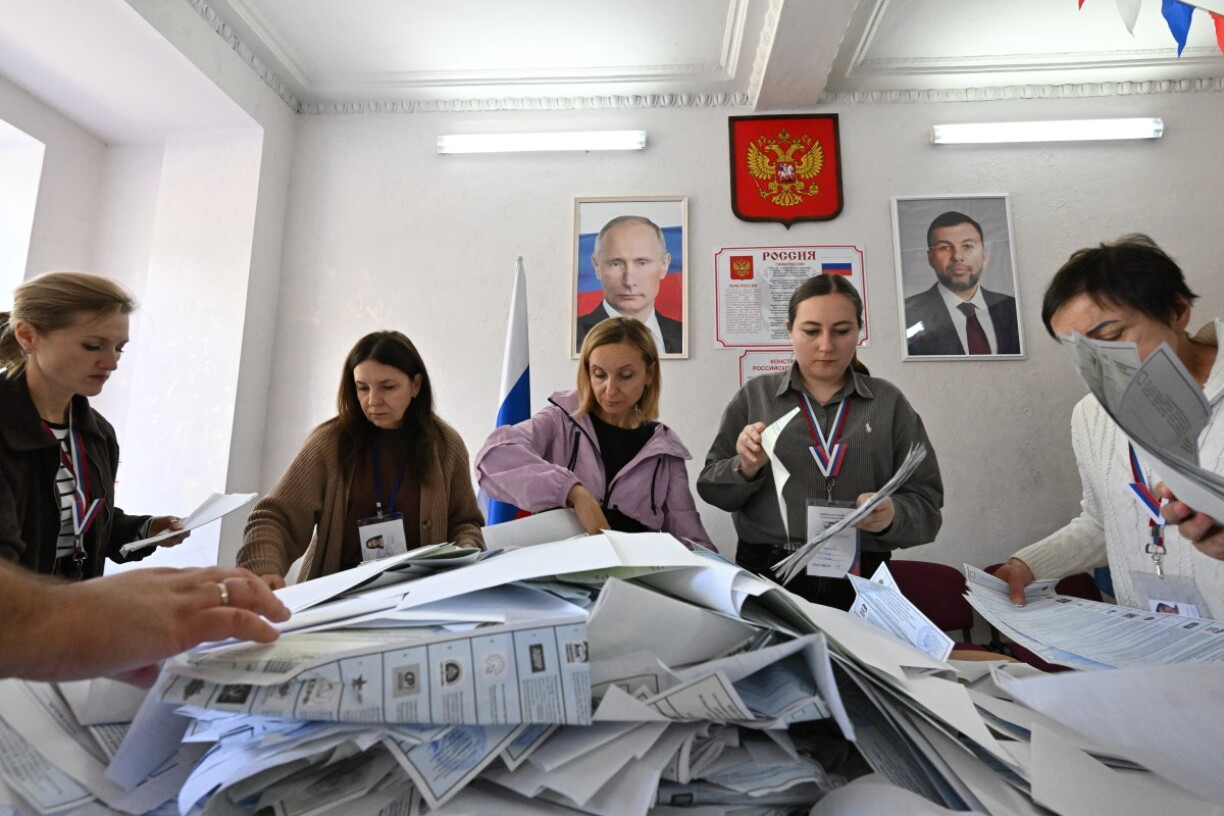 Membere vun enger lokaler Walkommissioun ziele Stëmme bei de russesche Parlamentswalen zu Donezk, an der vu Russland kontrolléierter Ukrain.