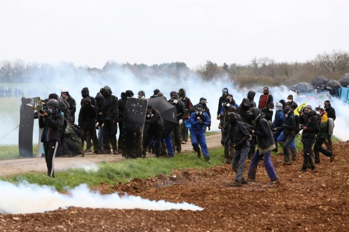 Affrontements entre des forces de l'ordre et des opposants à la construction de