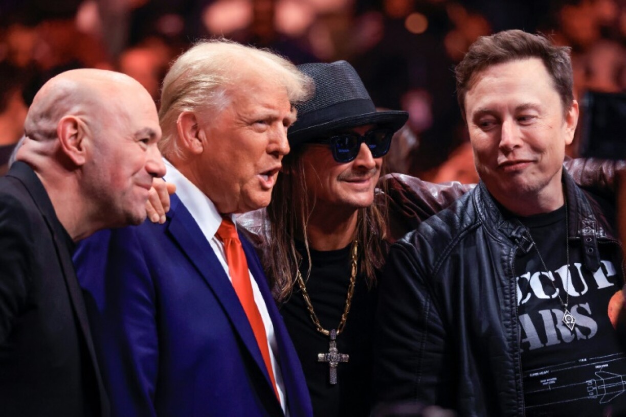 Le patron de l'Ultimate Fighting Championship (UFC), Dana White, le président élu américain, Donald Trump, le musicien Kid Rock, et le patron de Tesla et SpaceX, Elon Musk, sont photographiés ensemble alors qu’ils assistent à des combats de l’UFC au Madison Square Garden à New York, le 16 novembre 2024