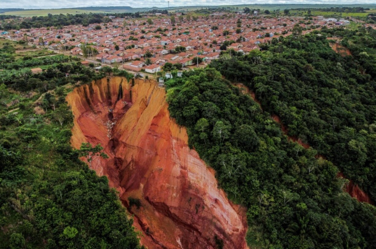 Vue aérienne d'un cratère géant à Buriticupu, dans l'Etat brésilien du Maranhao (nord-est), le 21 avril 2023.