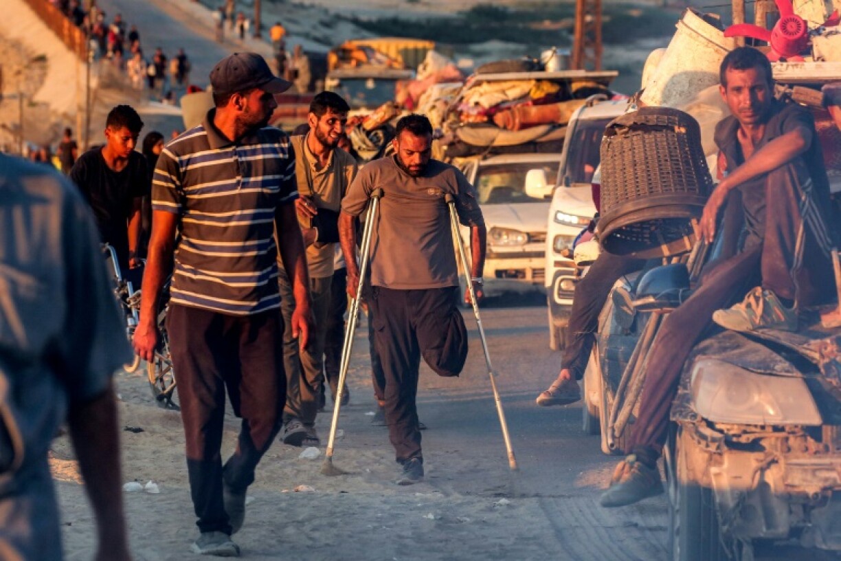 Des Palestiniens fuient la ville de Gaza en direction du sud, le 13 septembre 2025