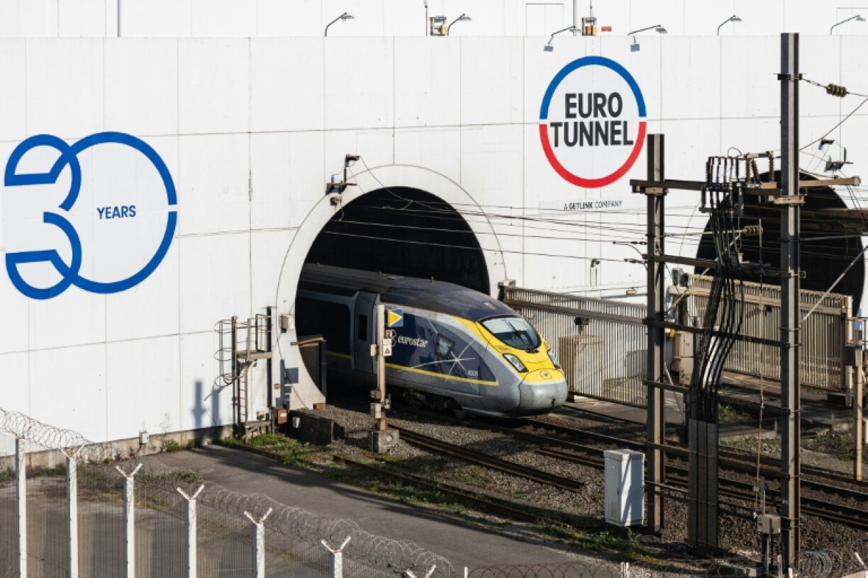 Das Bahn-Unternehmen Eurostar könnte bald erstmals Konkurrenz auf der Strecke durch den Eurotunnel von London nach Paris bekommen. Die britische Verkehrsaufsicht gab am Montag dem Unternehmen Virgin grünes Licht für die Nutzung der Strecke ab 2030.