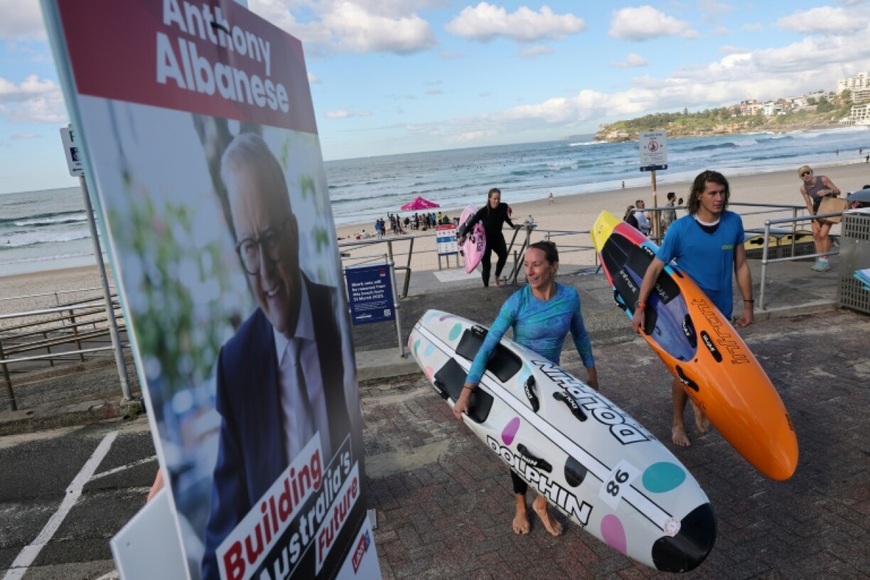 Polls have suggested 10 or more unaligned crossbenchers could hold the balance of power