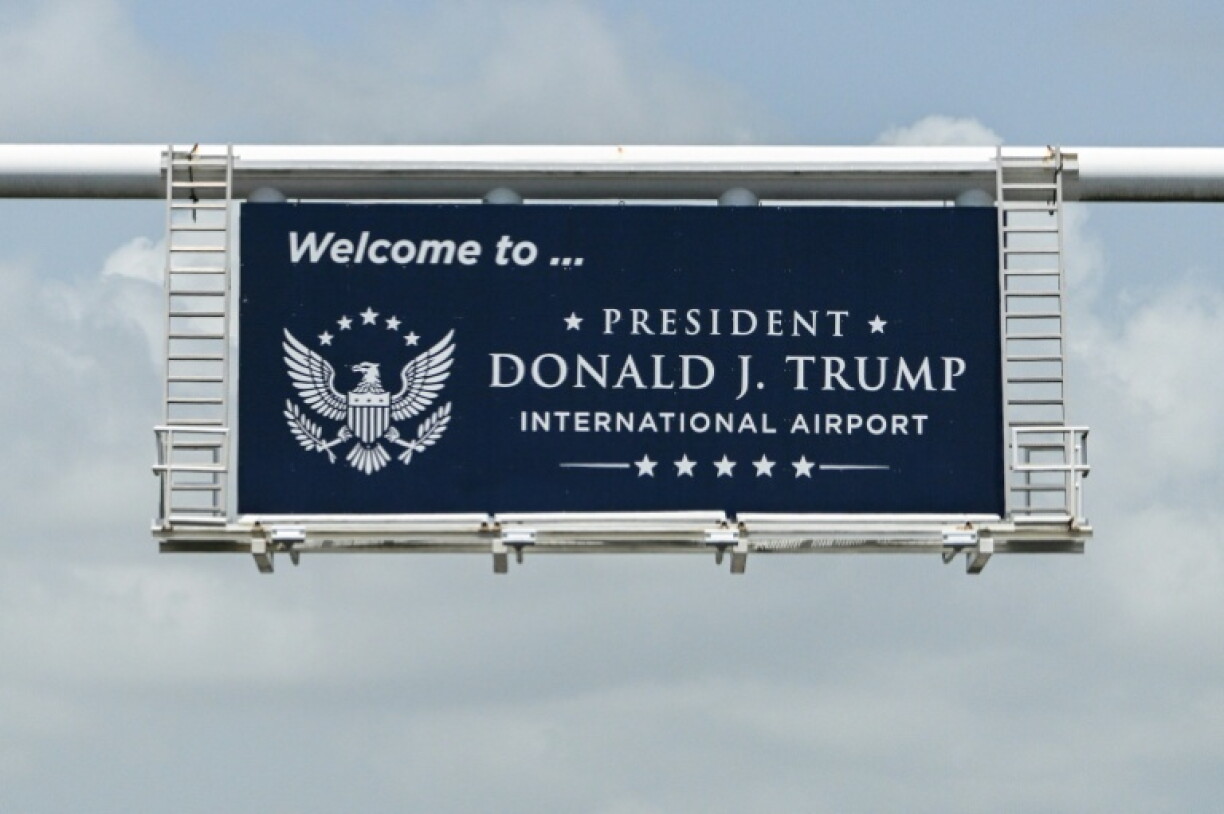 Un panneau à l'entrée de l'aéroport de West Palm Beach, le 9 juillet 2026