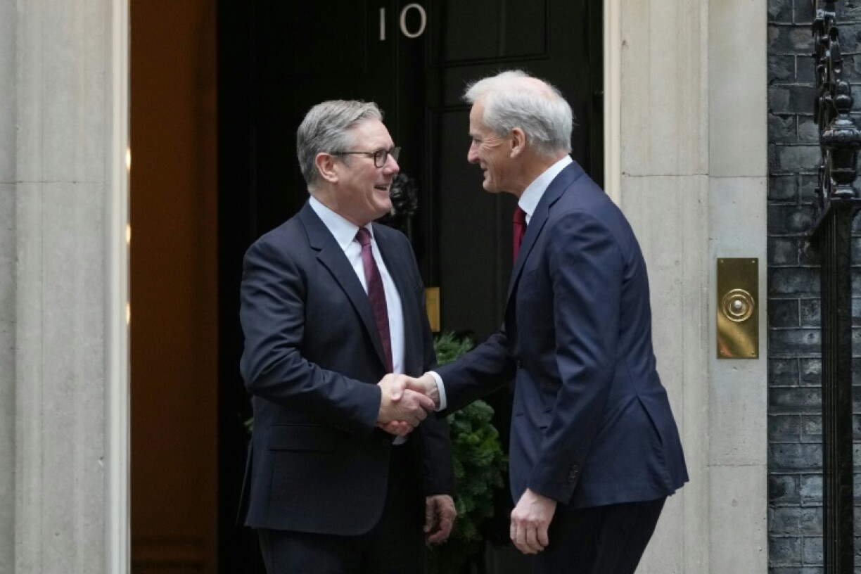 Le Premier ministre britannique Keir Starmer, à gauche, et son homologue norvégien Jonas Gahr, à sa droite, devant Downing Street à Londres le 4 décembre 2025
