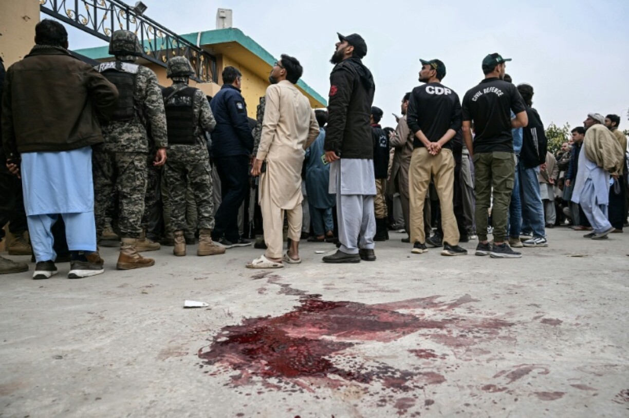 Des membres des forces de la sécurité pakistanaise devant la mosquée chiite d'Islamabad où un attentat-suicide a fait au moins 31 morts, le 6 février 2026