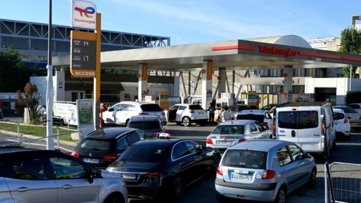 Des automobilistes attendent de faire le plein devant une station service TotalEnergies à Marseille, le 6 octobre 2022