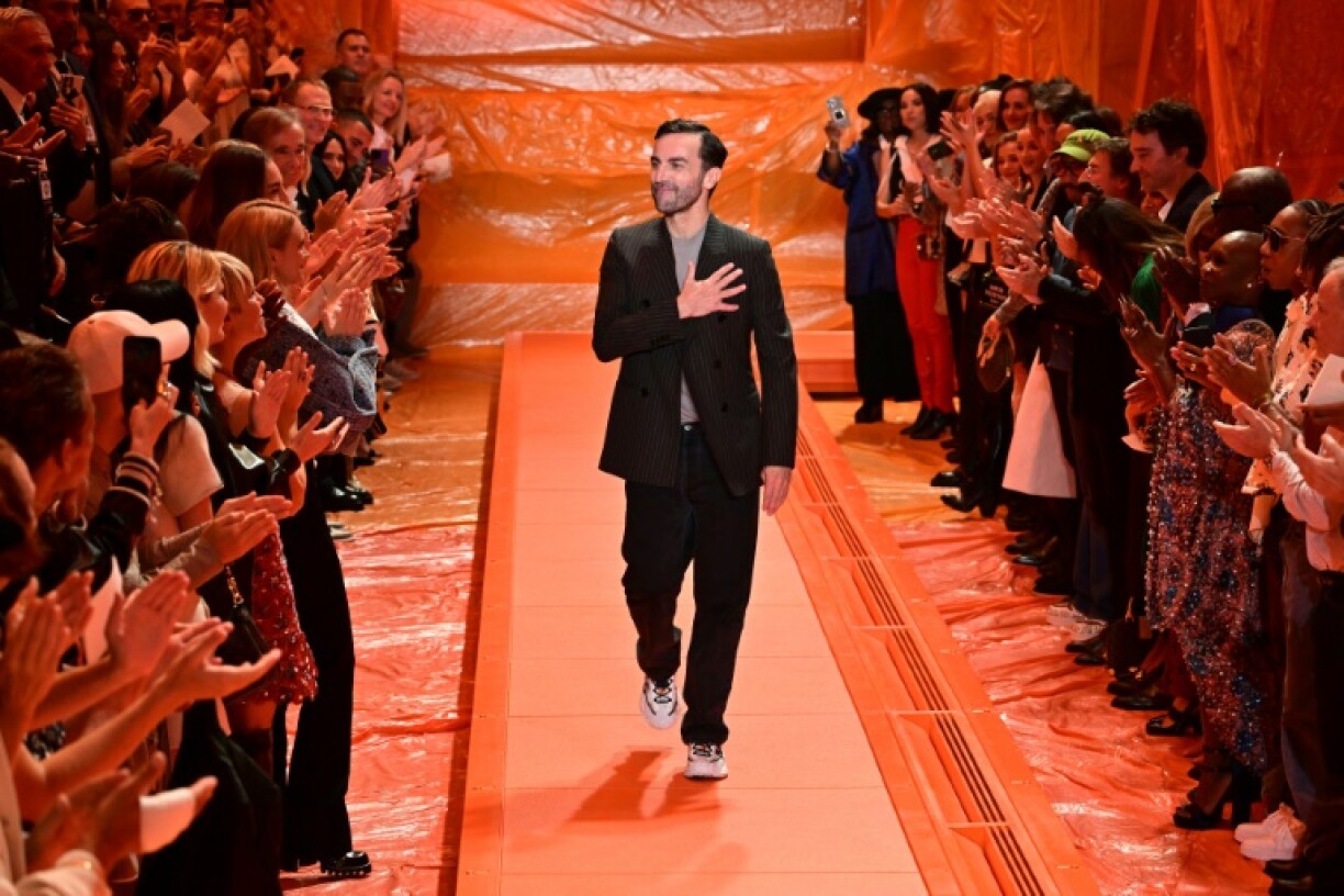 Ovation debout à Nicolas Ghesquière, styliste des lignes féminines de Vuiton après le défilé à Paris, le 2 octobre 2023