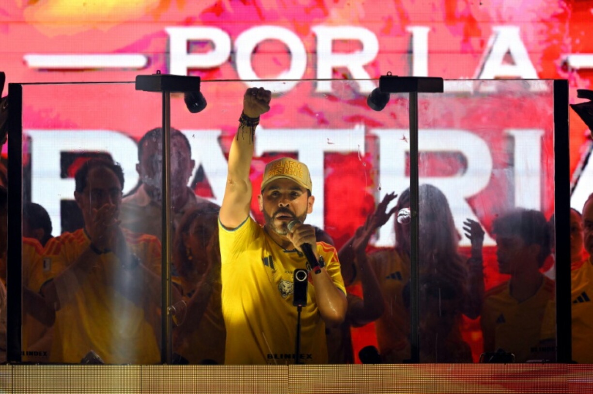 Abelardo de la Espriella s'adresse à ses partisans derrière une vitre pare-balles après un dépouillement rapide des votes à Barranquilla, en Colombie, le 31 mai 2026