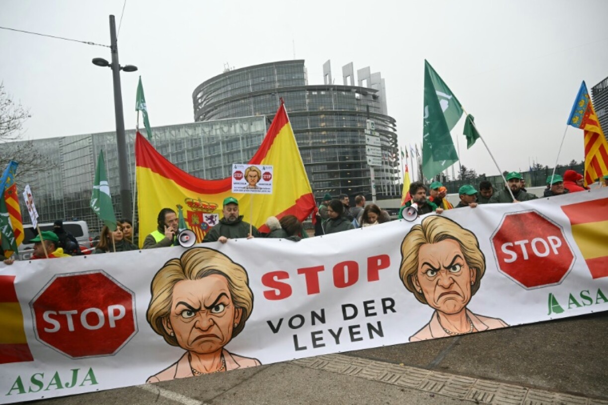 Des agriculteurs européens manifestent devant le Parlement européen contre l'accord de libre-échange entre l'UE et les pays du Mercosur, à la veille d'un vote sur une saisine des tribunaux, le 20 janvier 2026 à Strasbourg