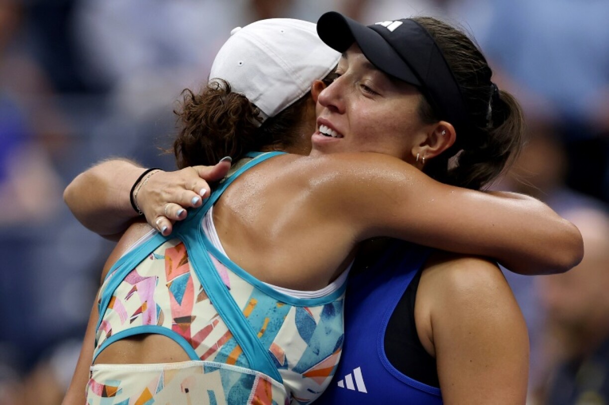 Accolade entre Madison Keys (de face) et Jessica Pegula à l'issue de leur match à l'US Open, le 4 septembre 2023