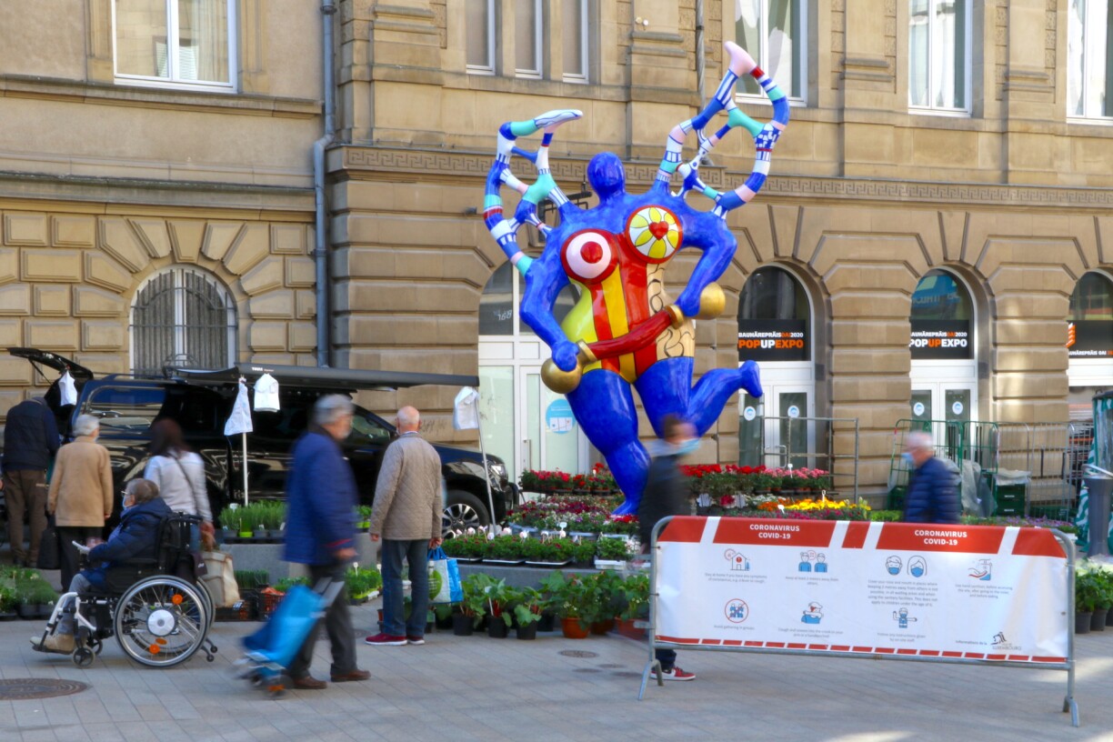 D'Nana-Statu vum Niki de Saint Phalle mam Titel