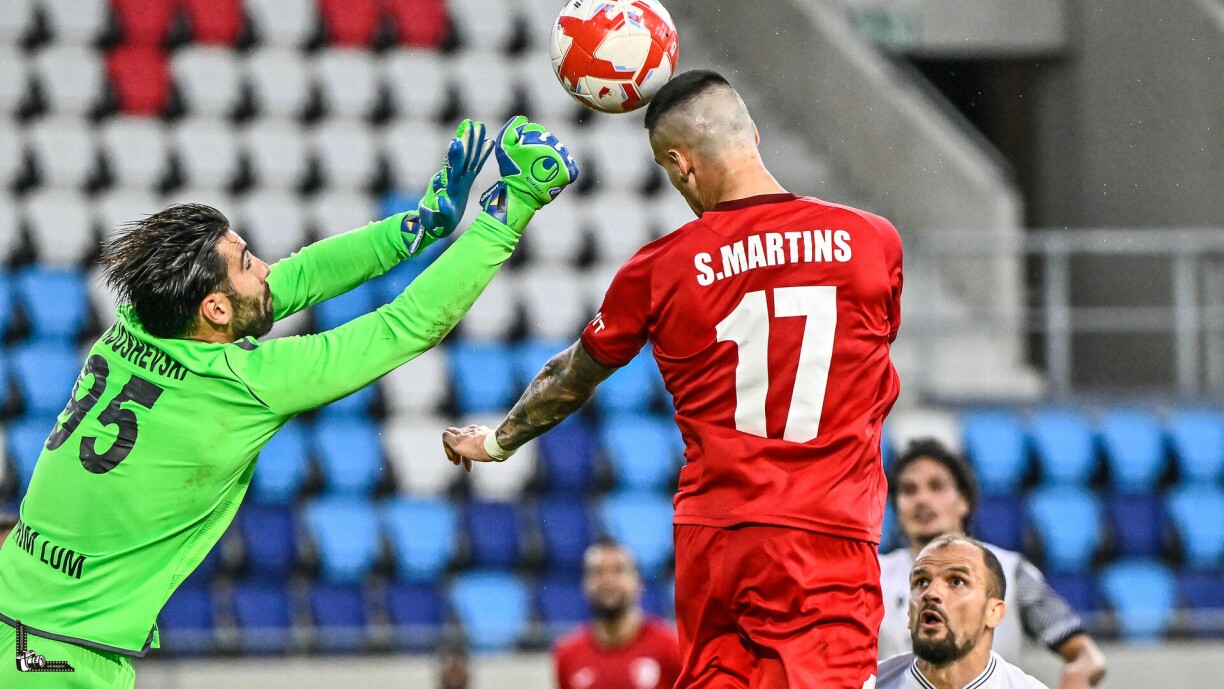 Simão Martins se heurte à Vedran Kjosevski. Le gardien nord-macédonien a sorti le grand jeu pour écarter Hesperange de la Conference League.