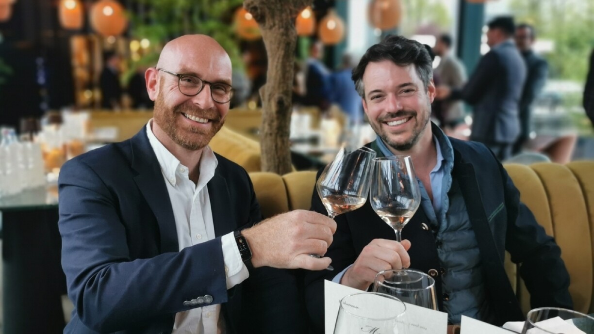 Antoine Clasen, directeur général des caves Bernard Massard (à gauche) et le Prince Félix, qui gère avec la Princesse Claire le domaine du Château les Crostes, en Provence. Lundi, le Prince a présenté certains des millésimes 2023 à Luxembourg-ville, à la Brasserie Schuman.