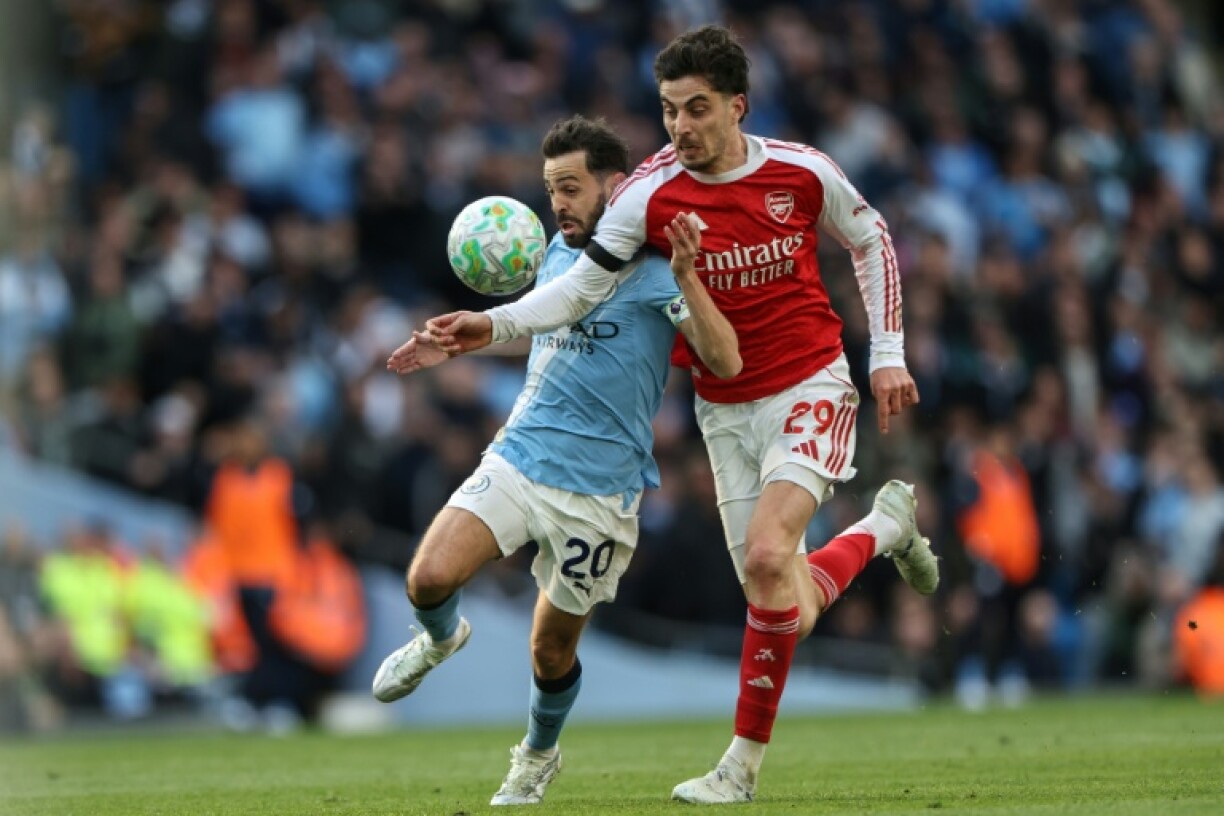 Kai Havertz (D) d'Arsenal à la lutte avec Bernardo Silva de Manchester City lors du succès 2-1 des Mancuniens en Premier League, le 19 avril 2026 à l'Etihad Stadium