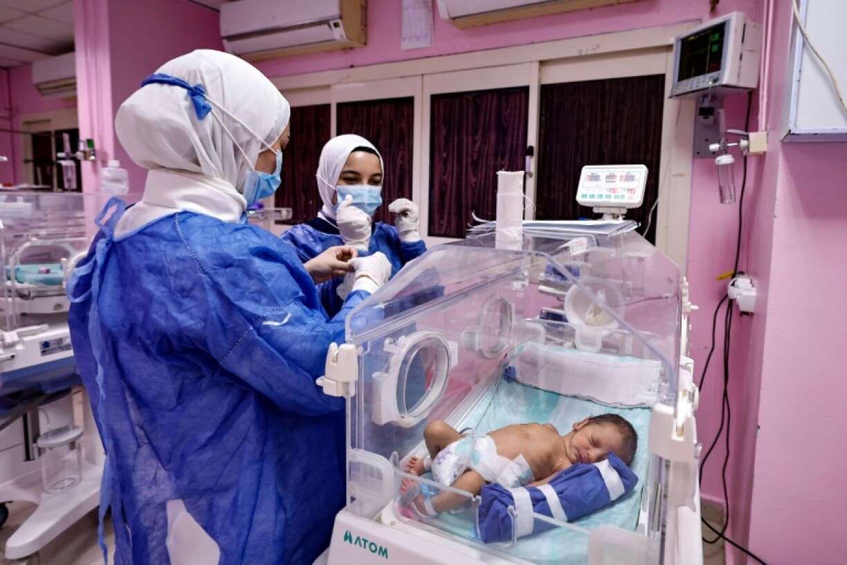 Des soignantes égyptiennes soignent des bébés palestiniens prématurés récemment évacués de la bande de Gaza, dans un hôpital à al-Arish, en Egypte, le 22 novembre 2023