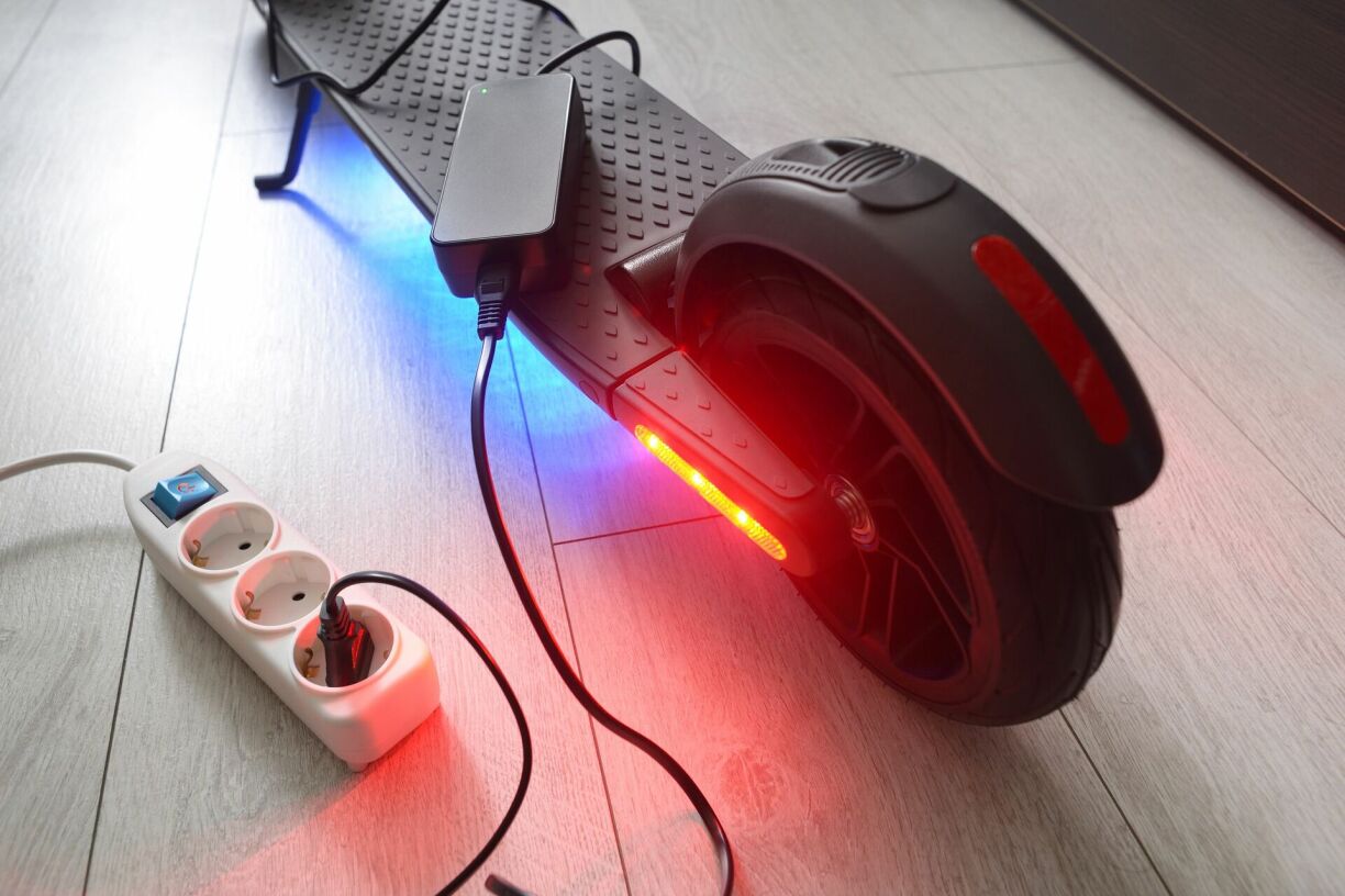 Soyez bien vigilant au moment de recharger la batterie de votre trottinette (ou vélo) électrique.