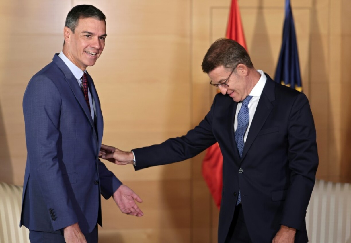 Le Premier ministre socialiste espagnol Pedro Sanchez (à gauche) rencontre le chef de la droite Alberto Núñez Feijóo, le 30 août 2023 à Madrid