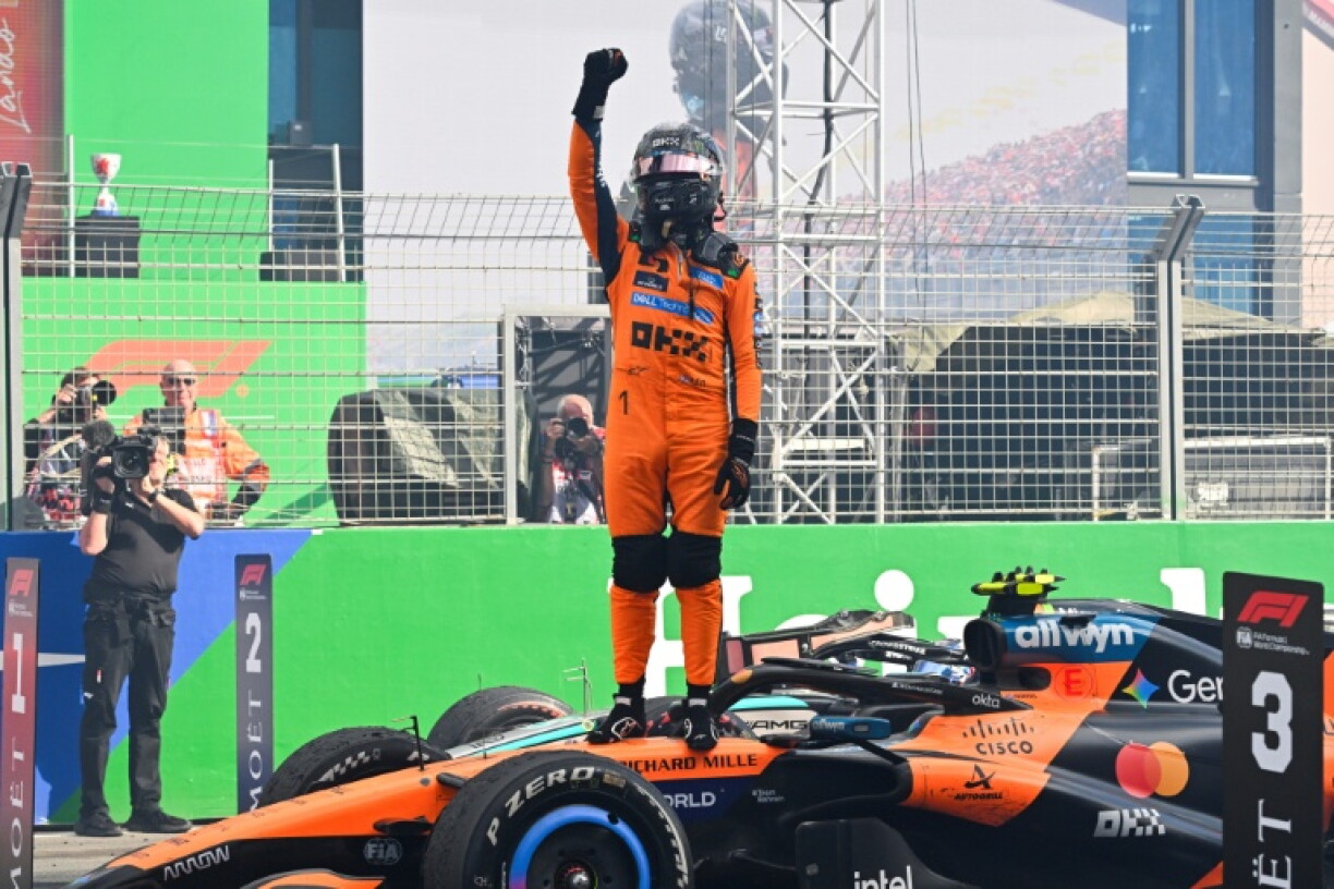 Le pilote britannique Lando Norris, juché sur sa McLaren, salue après avoir remporté le GP de F1 des Pays-Bas le 23 août 2026 àt Zandvoort