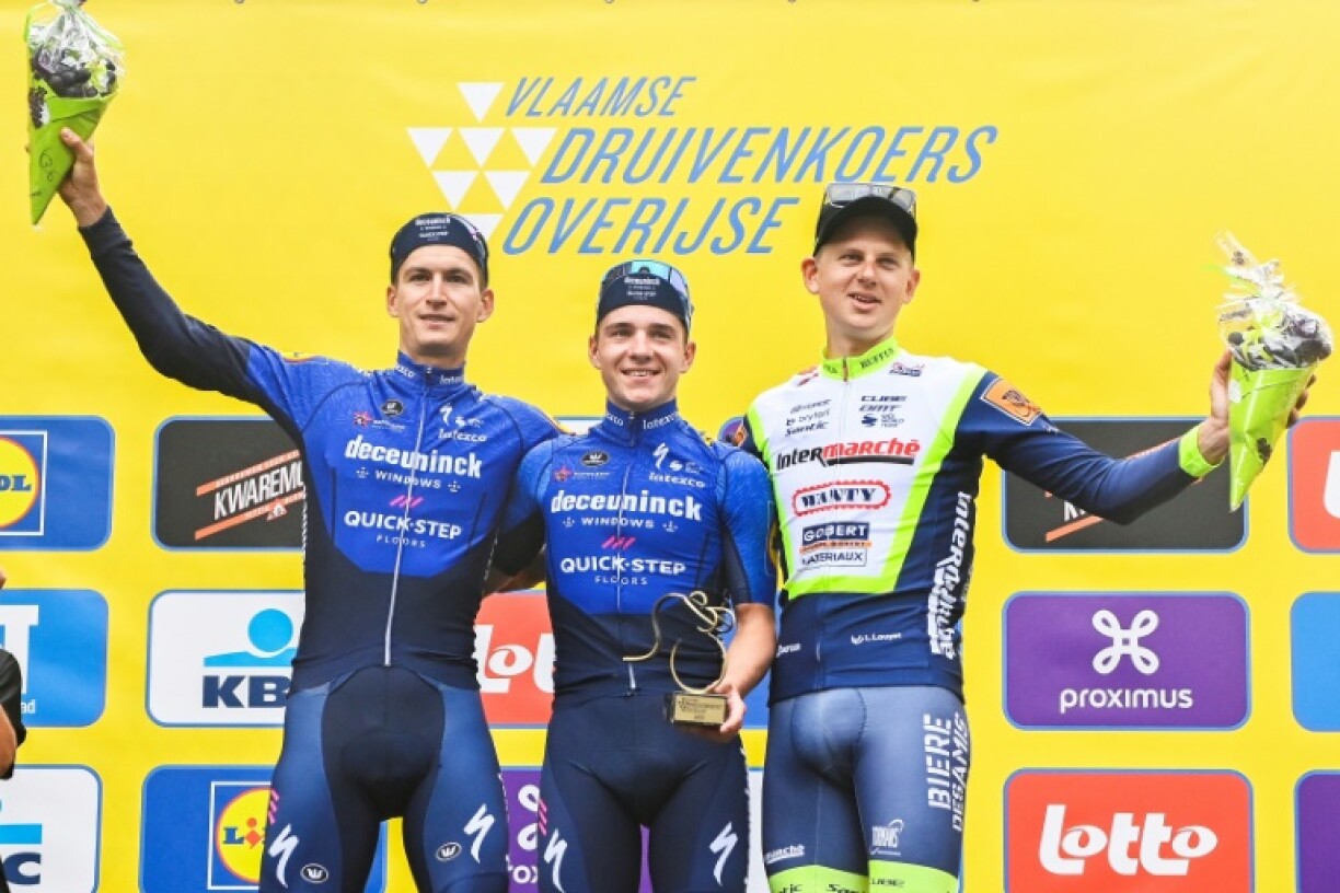 Le Belge Remco Evenepoel, vainqueur de la Course des raisins, entouré sur le podium du Danois Mikkel Frolich Honore (g, 2e) et de son compatriote Aime De Gendt, le 26 août 2021 à Overijse dans la banlieue de Bruxelles
