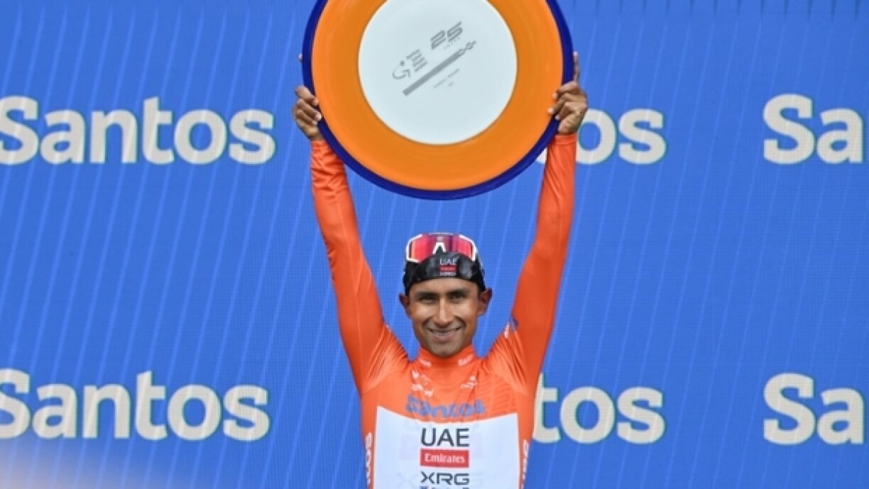 Le coureur équatorien Jhonatan Narvaez (UAE Team Emirates) soulève le trophée du lauréat du Tour Down Under à Adélaïde, le 26 janvier 2025 après la dernière étape.