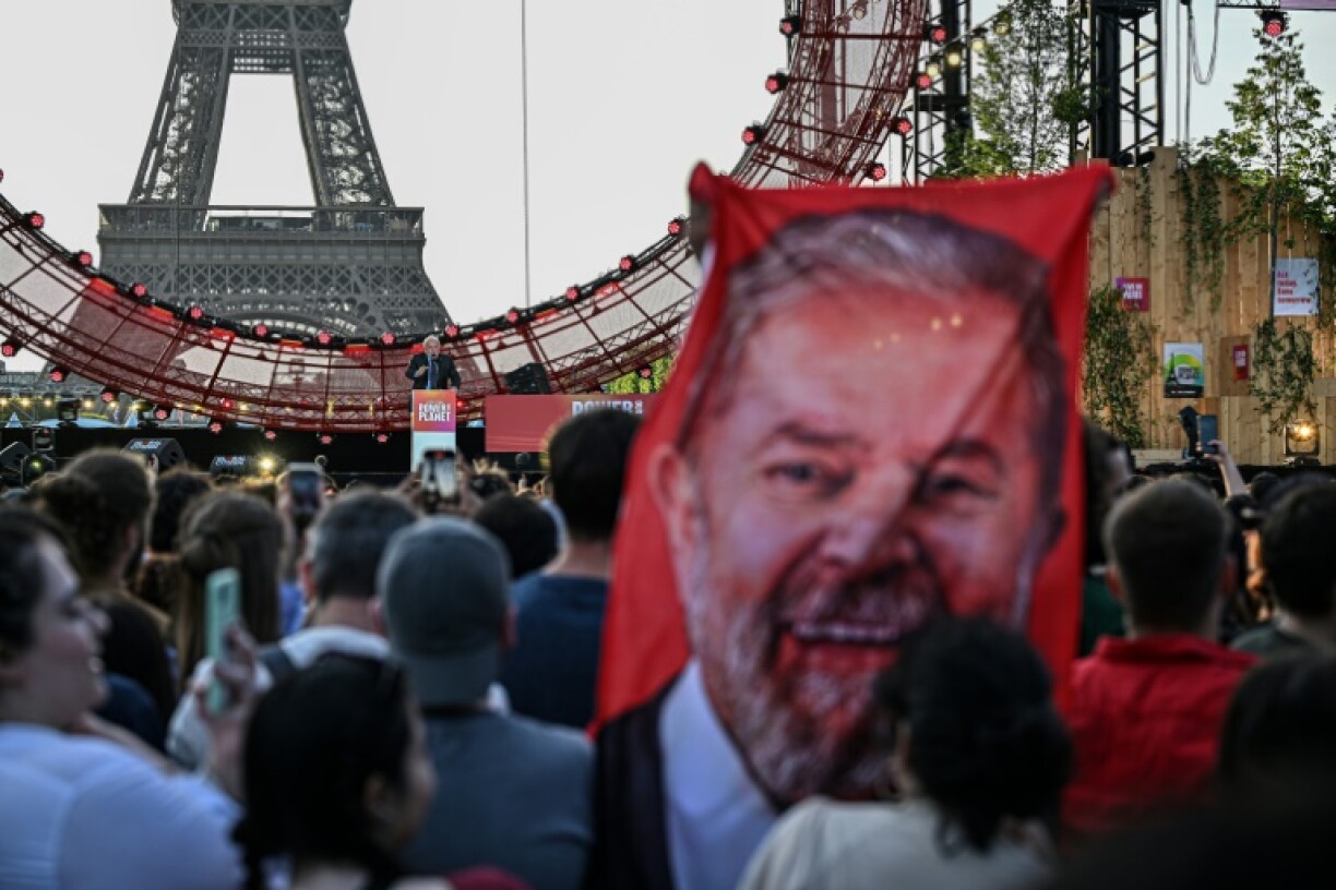 Le président brésilien Inacio Lula da Silva sur la scène du concert pour le Climat, le 22 juin 2023 à Paris