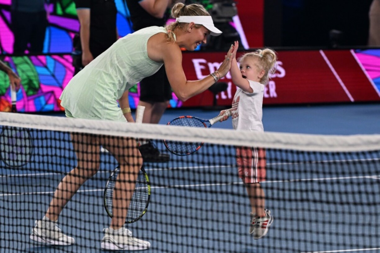 Caroline Wozniacki avec sa fille lors d'une journée des enfants le 13 janvier à Melbourne, avant l'ouverture de l'Open d'Australie 2024.