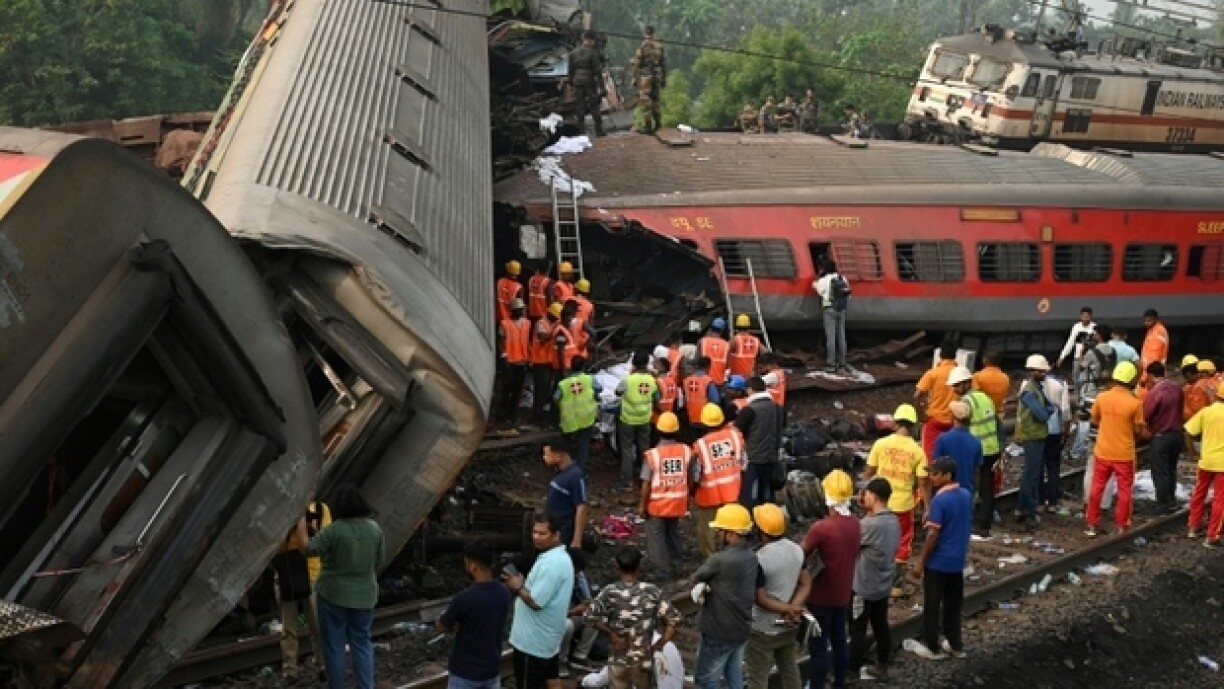 Des équipes de secours sur les lieux d'une collision entre trois trains près de Balasore, le 3 juin 2023 en Inde.