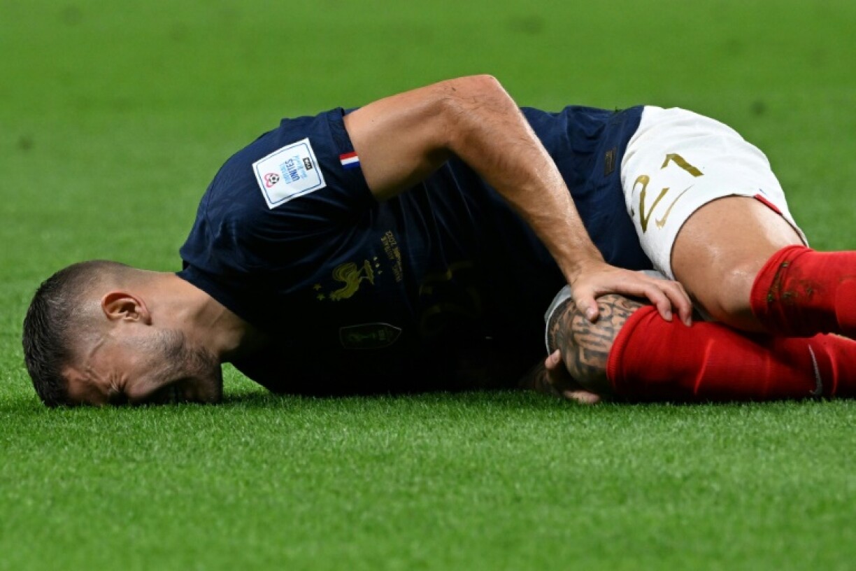 Le défenseur français Lucas Hernandez blessé lors du match France-Australie du Mondial au Qatar le 22 novembre 2022