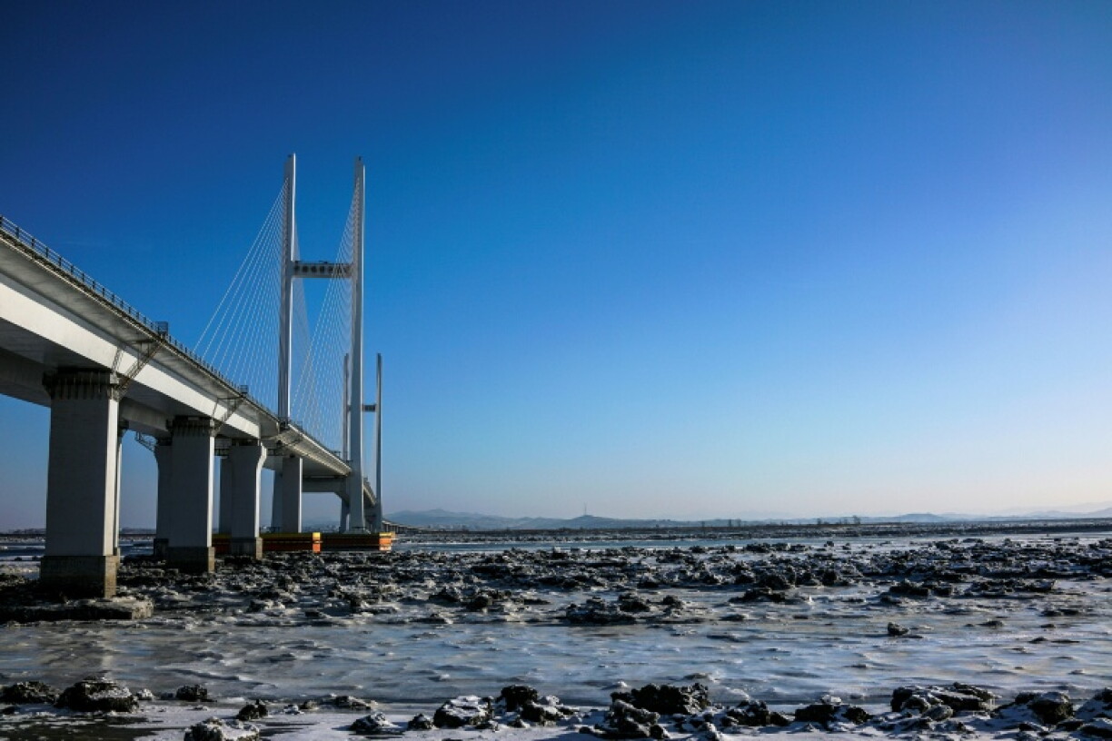 Un nouveau pont routier sur le fleuve Yalu, situé entre la ville nord-coréenne de Sinuiju et Dandong, dans la province chinoise du Liaoning (nord-est), le 11 janvier 2018