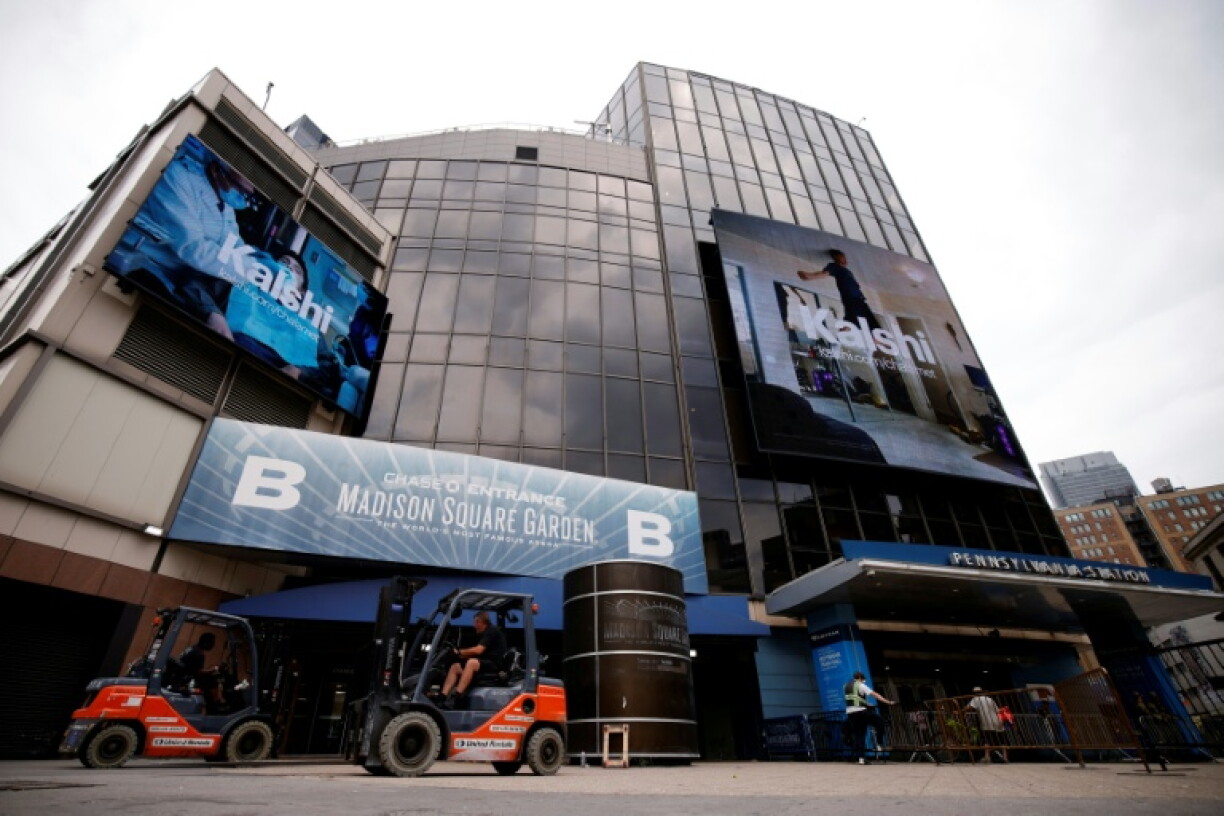 Des chariots élévateurs devant le Madison Square Garden, à New York, le 30 juin 2026